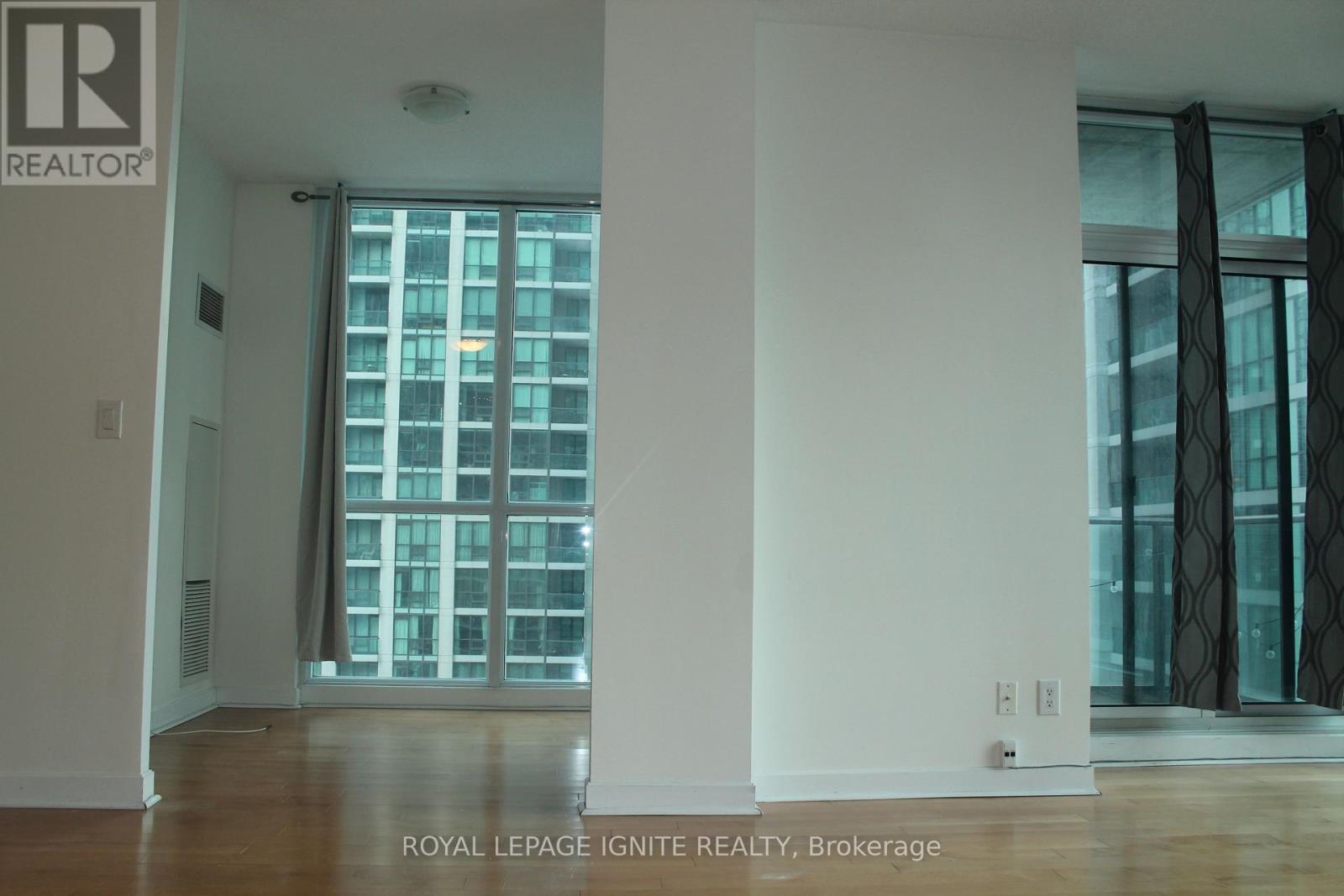 1608 - 18 Harbour Street, Toronto, Ontario  M5J 2Z6 - Photo 8 - C12947074