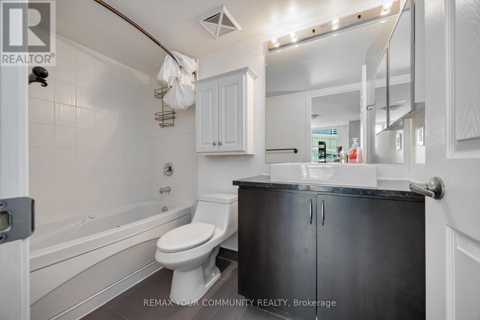 Ph2 - 19 Grand Trunk Crescent, Toronto, Ontario  M5J 3A3 - Photo 11 - C12947218