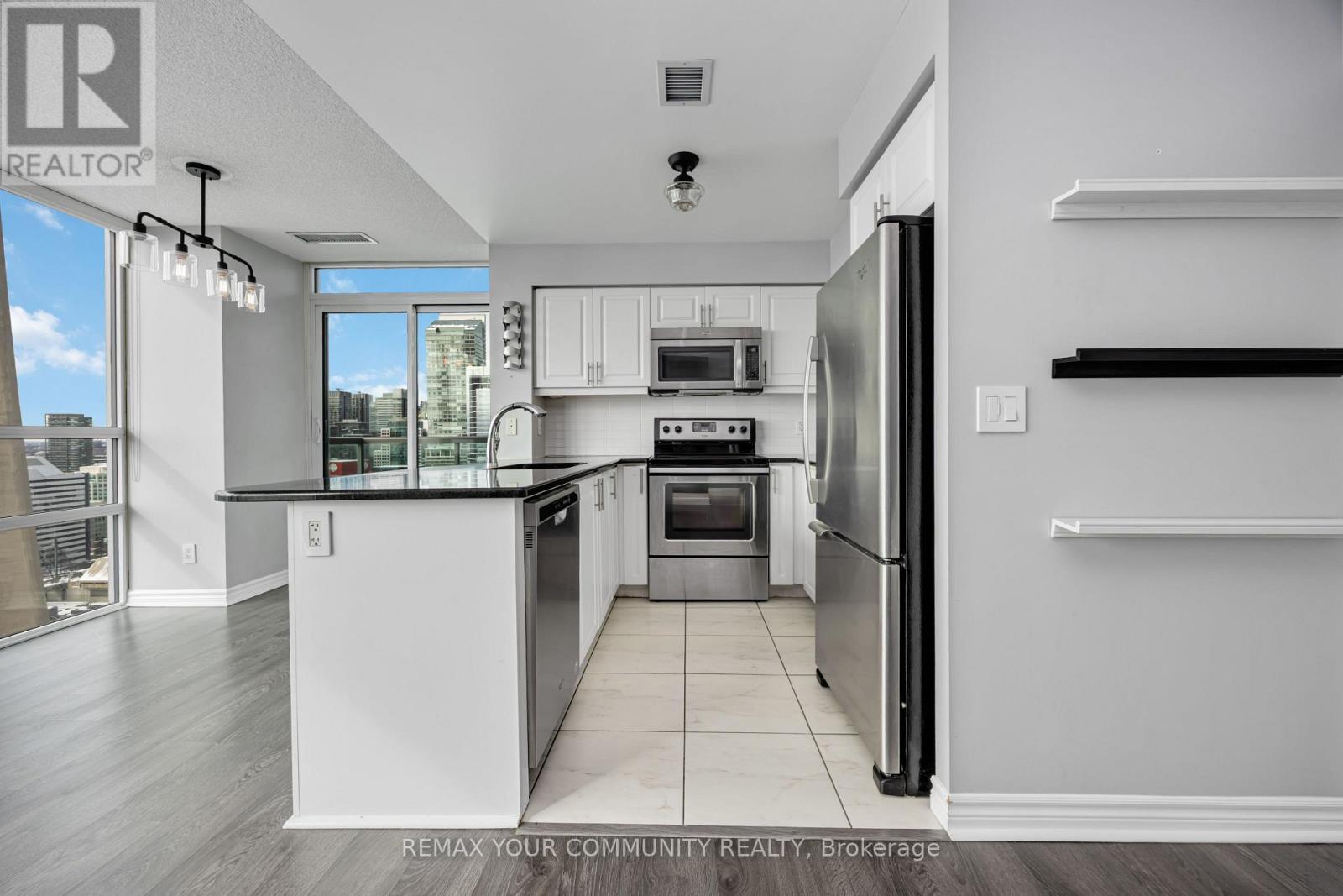 Ph2 - 19 Grand Trunk Crescent, Toronto, Ontario  M5J 3A3 - Photo 4 - C12947218