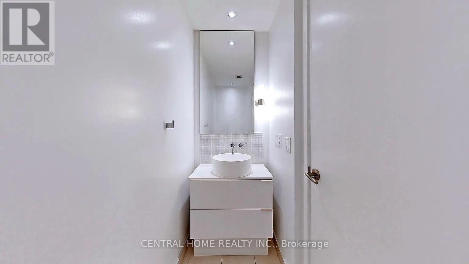 1703 - 185 Roehampton Avenue, Toronto, Ontario  M4P 1R4 - Photo 7 - C12947312