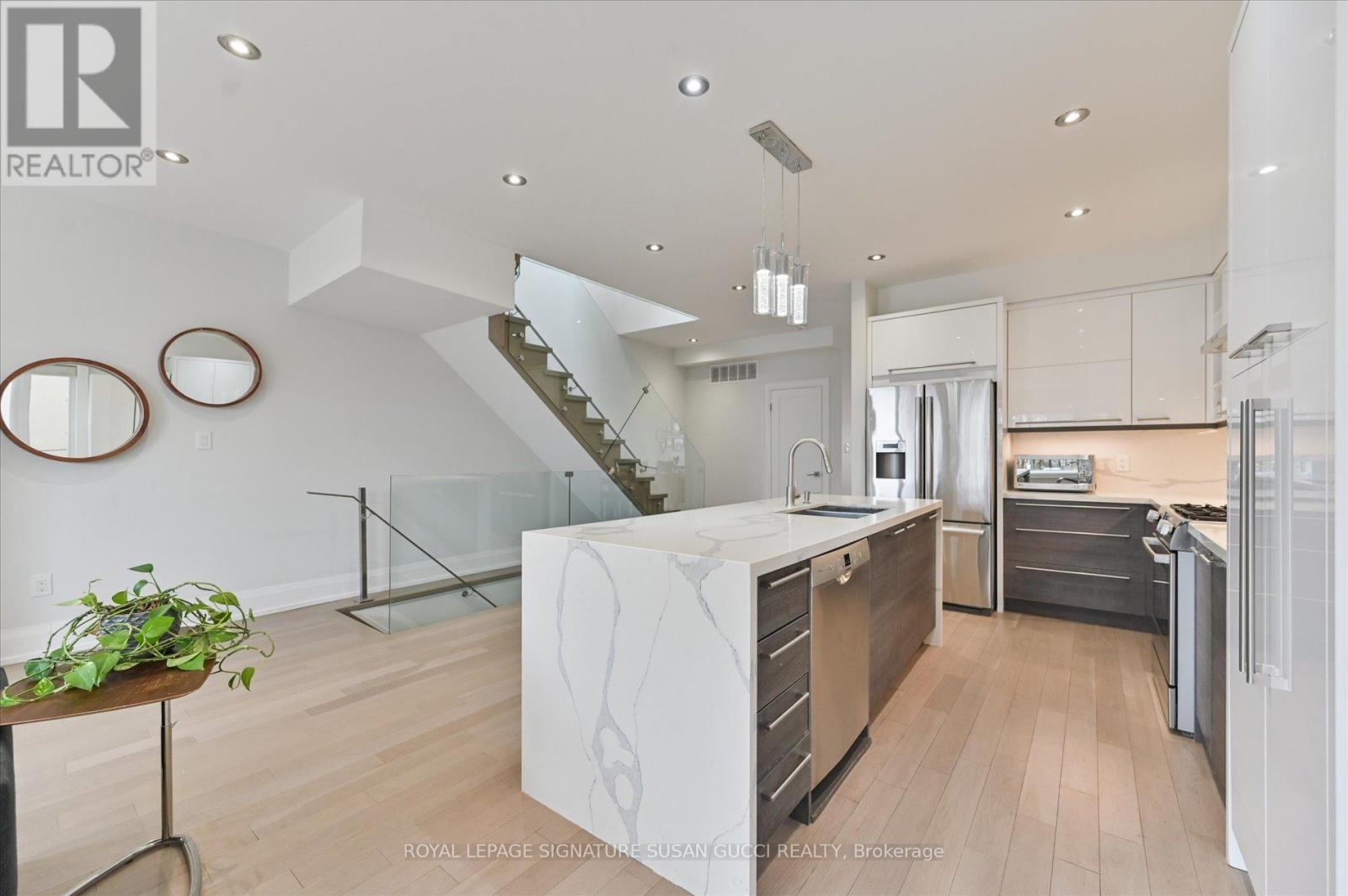 69 Holmstead Avenue, Toronto, Ontario  M4B 1T3 - Photo 13 - E12947070