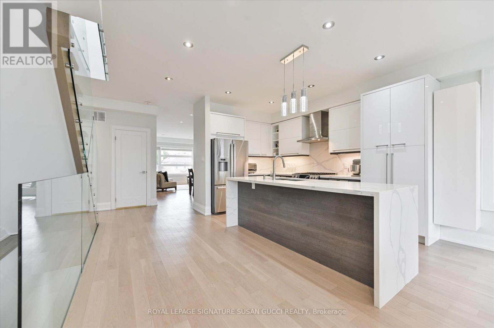 69 Holmstead Avenue, Toronto, Ontario  M4B 1T3 - Photo 17 - E12947070