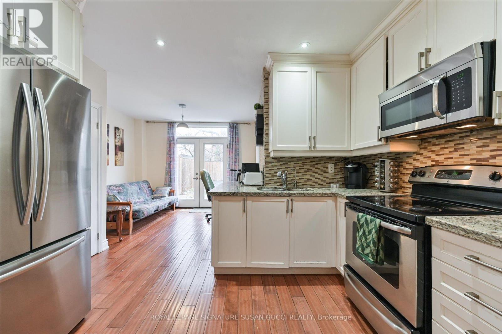 838 Sammon Avenue, Toronto, Ontario  M4C 2E8 - Photo 16 - E12947298