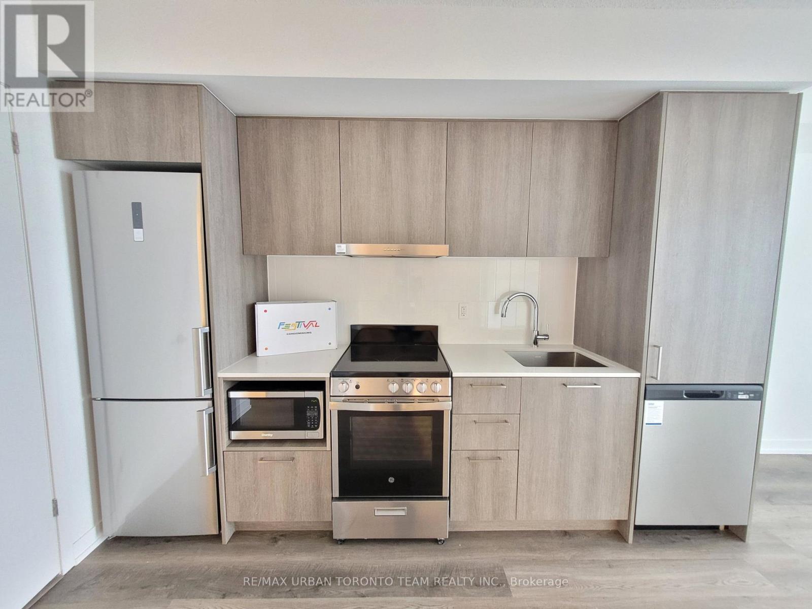 2710 - 195 Commerce Street, Vaughan, Ontario  L4K 0P9 - Photo 2 - N12947178