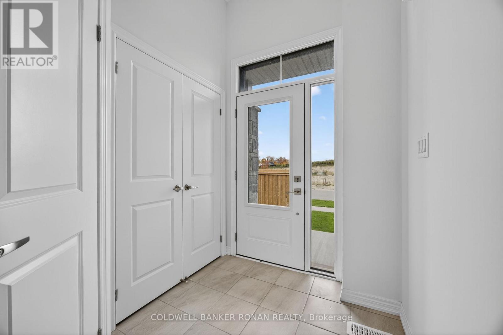 29 Milady Crescent, Barrie, Ontario  L9J 0X3 - Photo 7 - S12947066