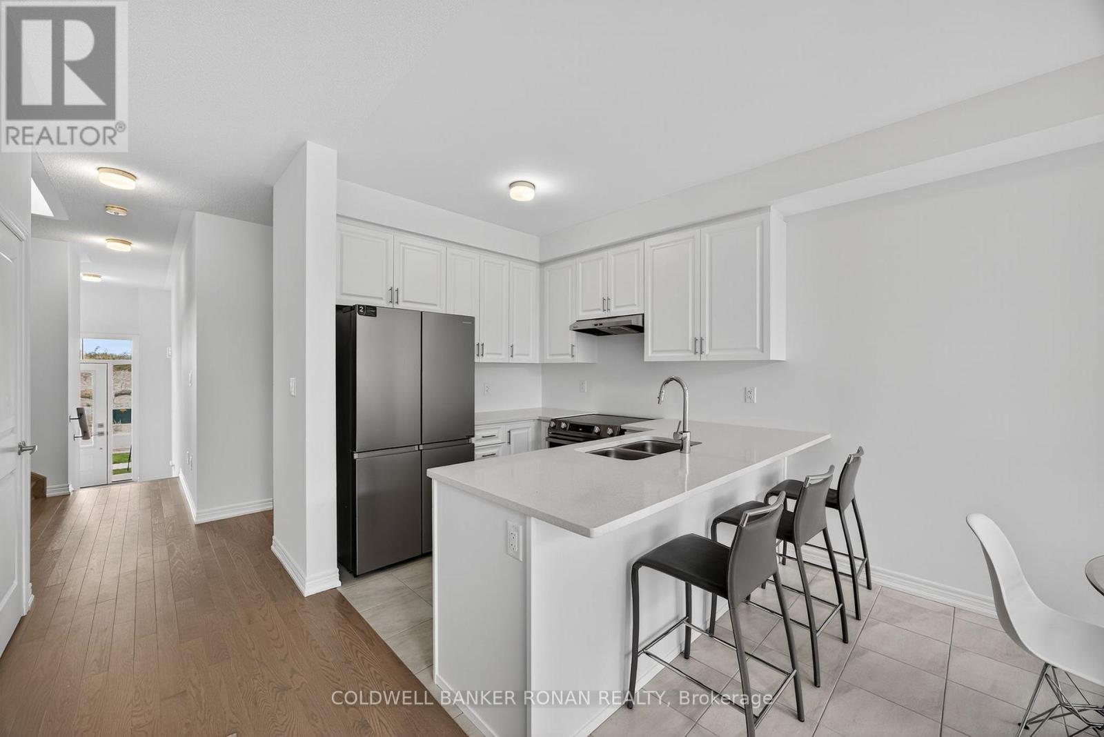 29 Milady Crescent, Barrie, Ontario  L9J 0X3 - Photo 8 - S12947066