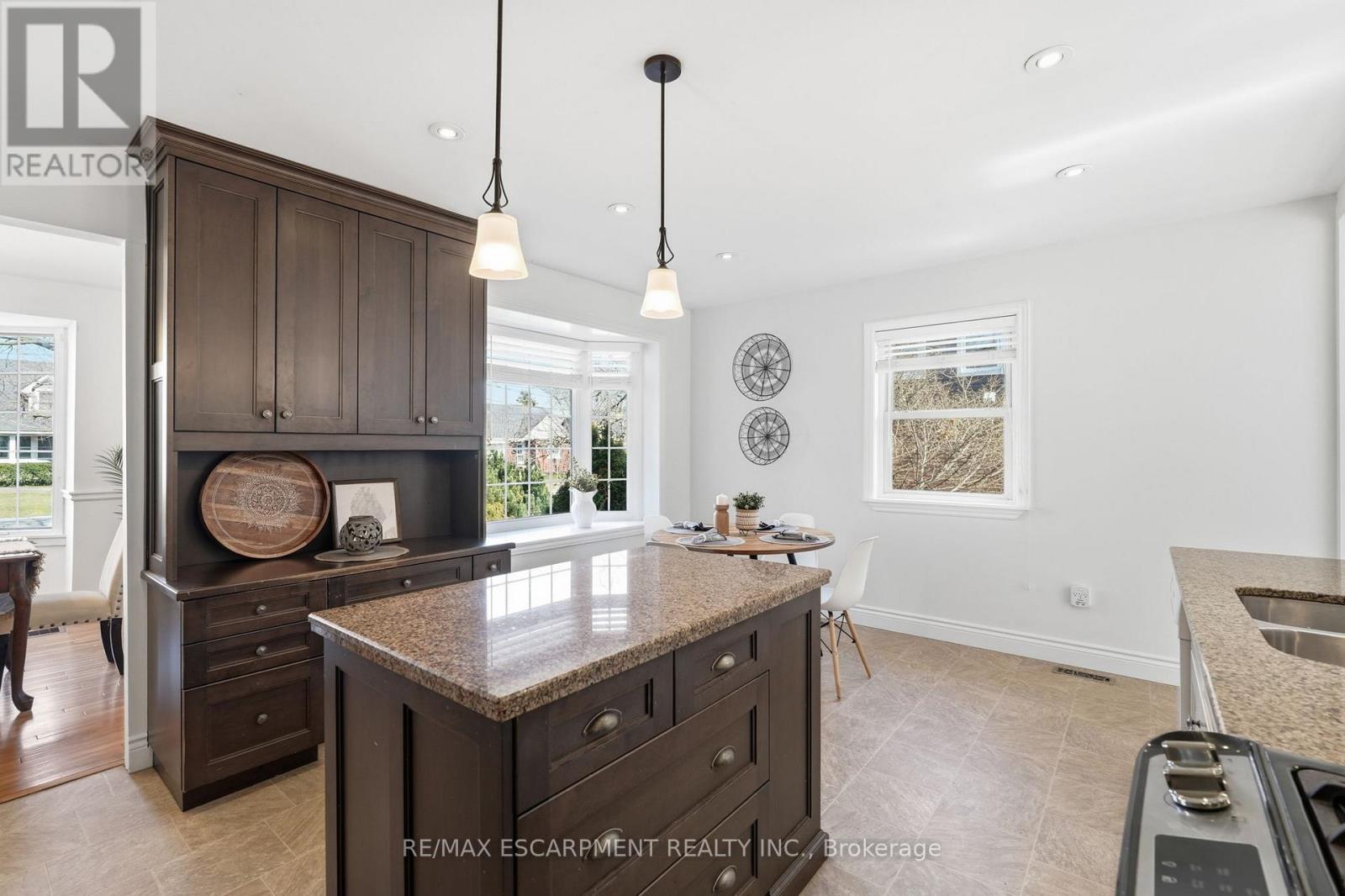 952 Danforth Avenue, Burlington, Ontario  L7T 1S8 - Photo 13 - W12947080