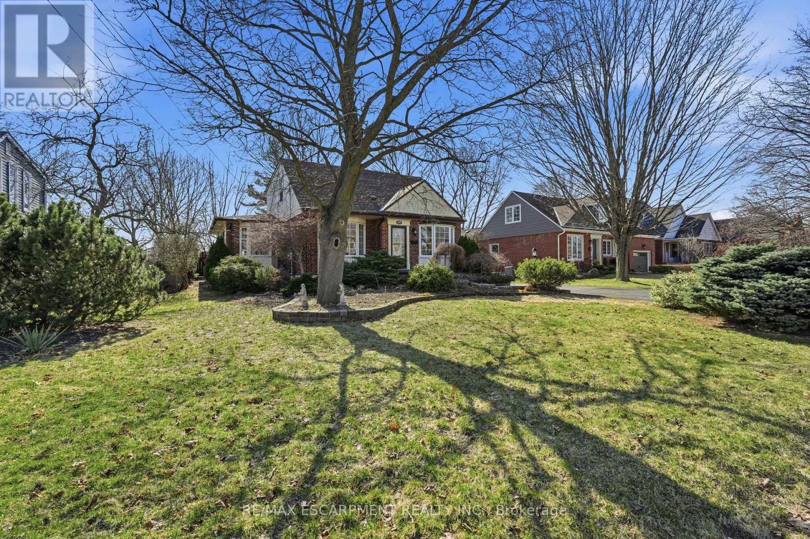 952 Danforth Avenue, Burlington, Ontario  L7T 1S8 - Photo 2 - W12947080