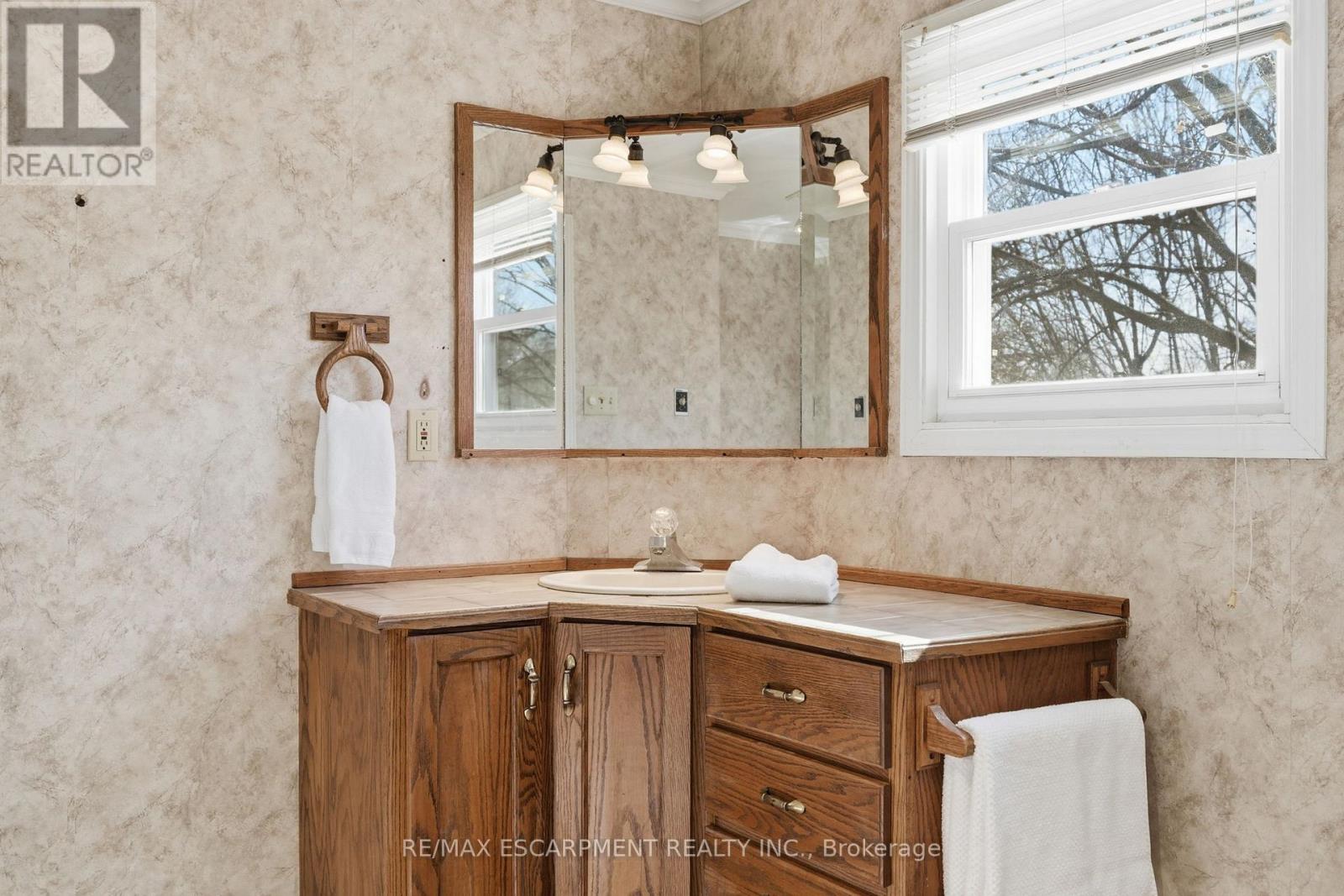 952 Danforth Avenue, Burlington, Ontario  L7T 1S8 - Photo 28 - W12947080