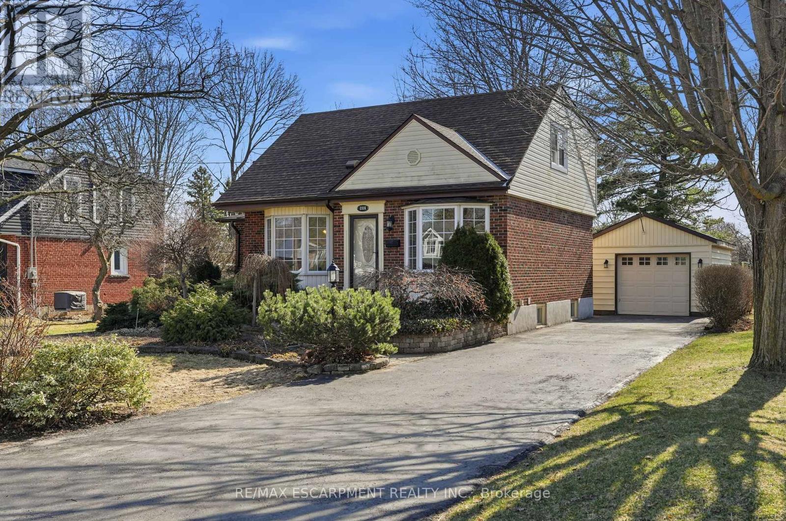 952 Danforth Avenue, Burlington, Ontario  L7T 1S8 - Photo 3 - W12947080