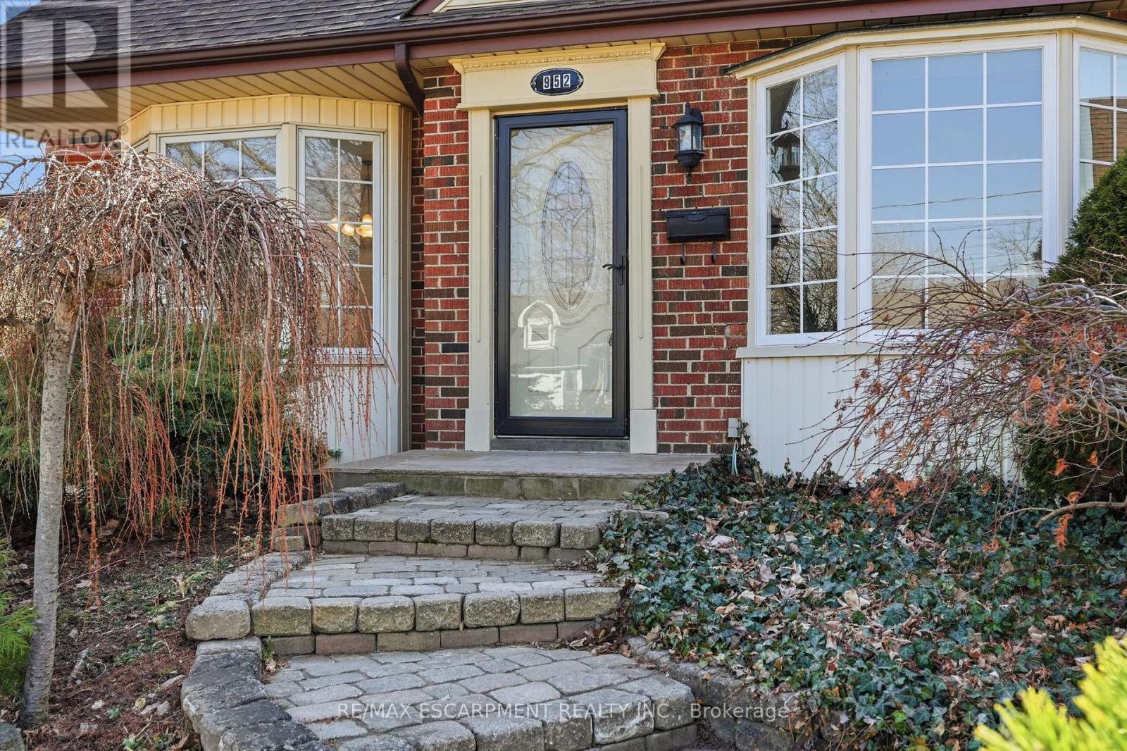 952 Danforth Avenue, Burlington, Ontario  L7T 1S8 - Photo 4 - W12947080