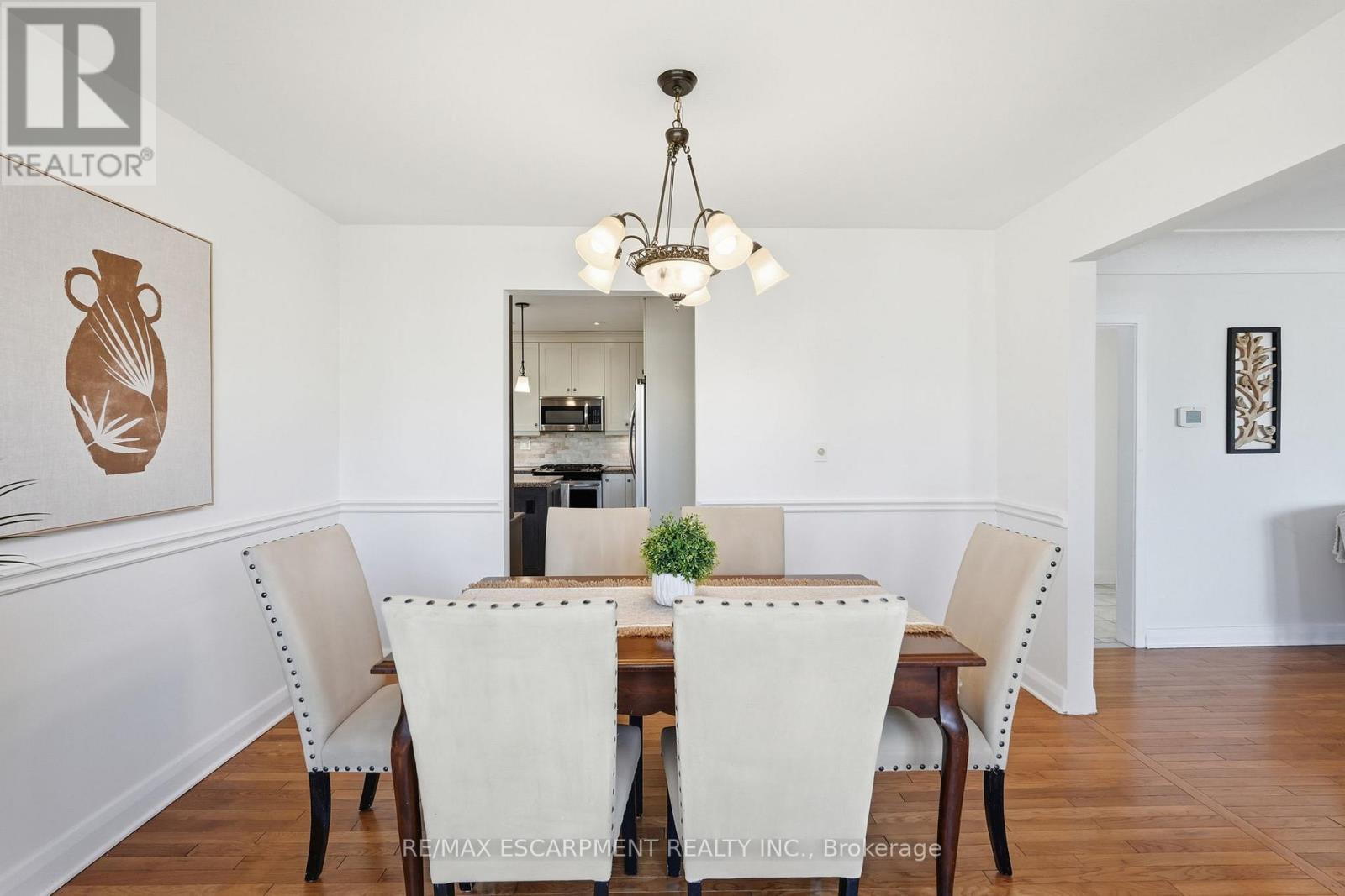 952 Danforth Avenue, Burlington, Ontario  L7T 1S8 - Photo 9 - W12947080