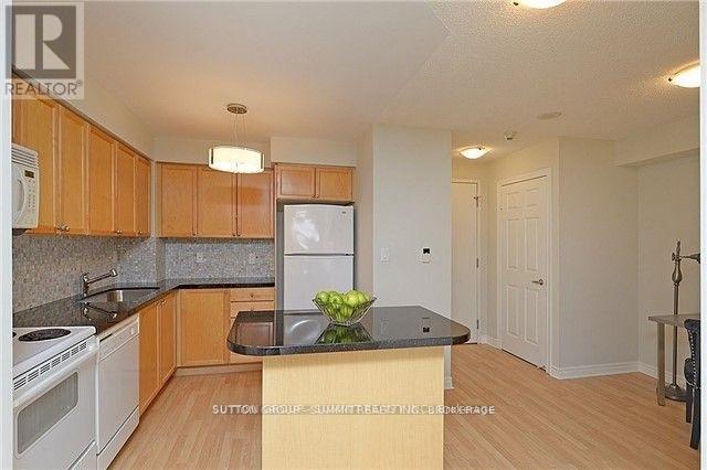 2104 - 3880 Duke Of York Boulevard, Mississauga, Ontario  L5B 4M7 - Photo 10 - W12947292