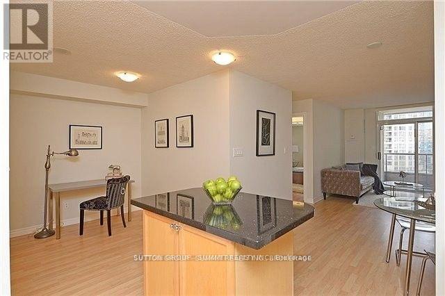 2104 - 3880 Duke Of York Boulevard, Mississauga, Ontario  L5B 4M7 - Photo 18 - W12947292