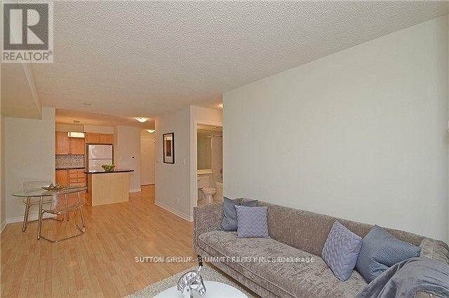 2104 - 3880 Duke Of York Boulevard, Mississauga, Ontario  L5B 4M7 - Photo 19 - W12947292
