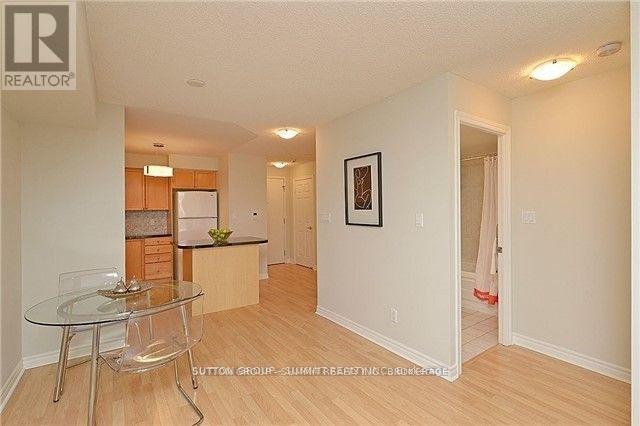 2104 - 3880 Duke Of York Boulevard, Mississauga, Ontario  L5B 4M7 - Photo 4 - W12947292