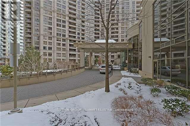 2104 - 3880 Duke Of York Boulevard, Mississauga, Ontario  L5B 4M7 - Photo 9 - W12947292