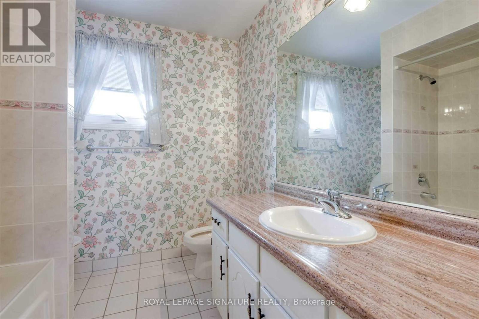 14 Canterbury Crescent, Toronto, Ontario  M9A 5A5 - Photo 12 - W12947328