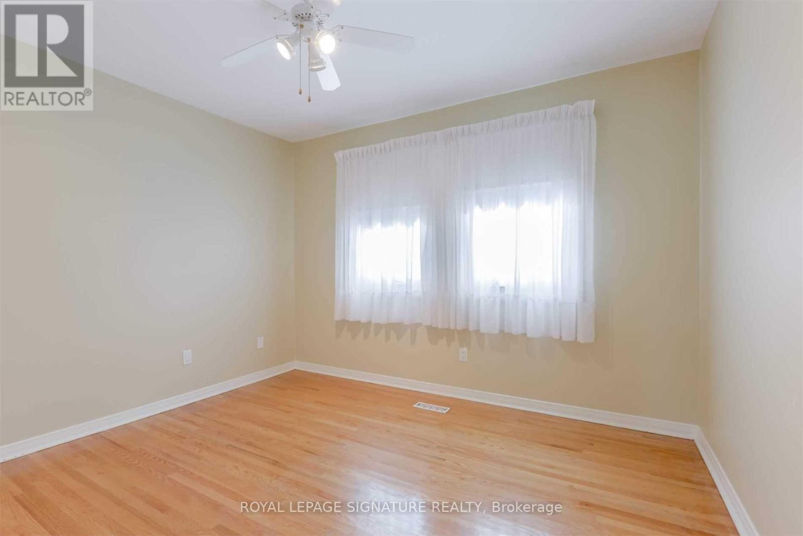 14 Canterbury Crescent, Toronto, Ontario  M9A 5A5 - Photo 13 - W12947328