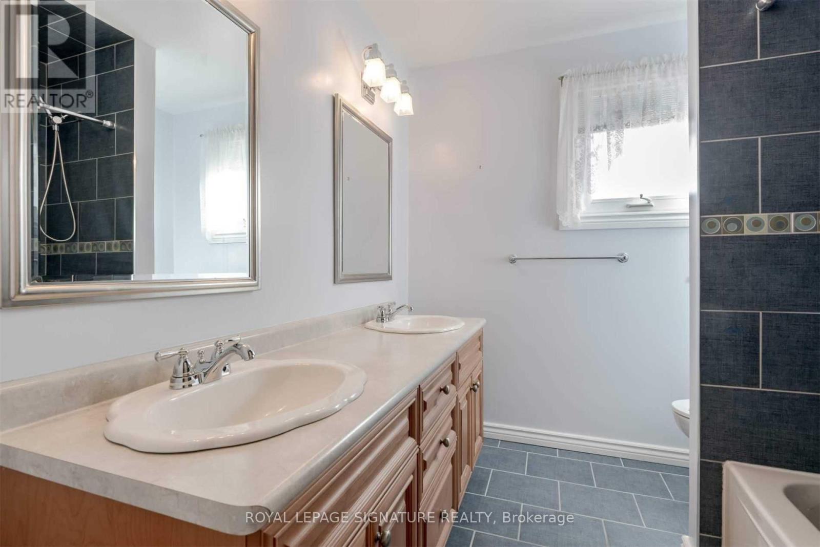 14 Canterbury Crescent, Toronto, Ontario  M9A 5A5 - Photo 15 - W12947328