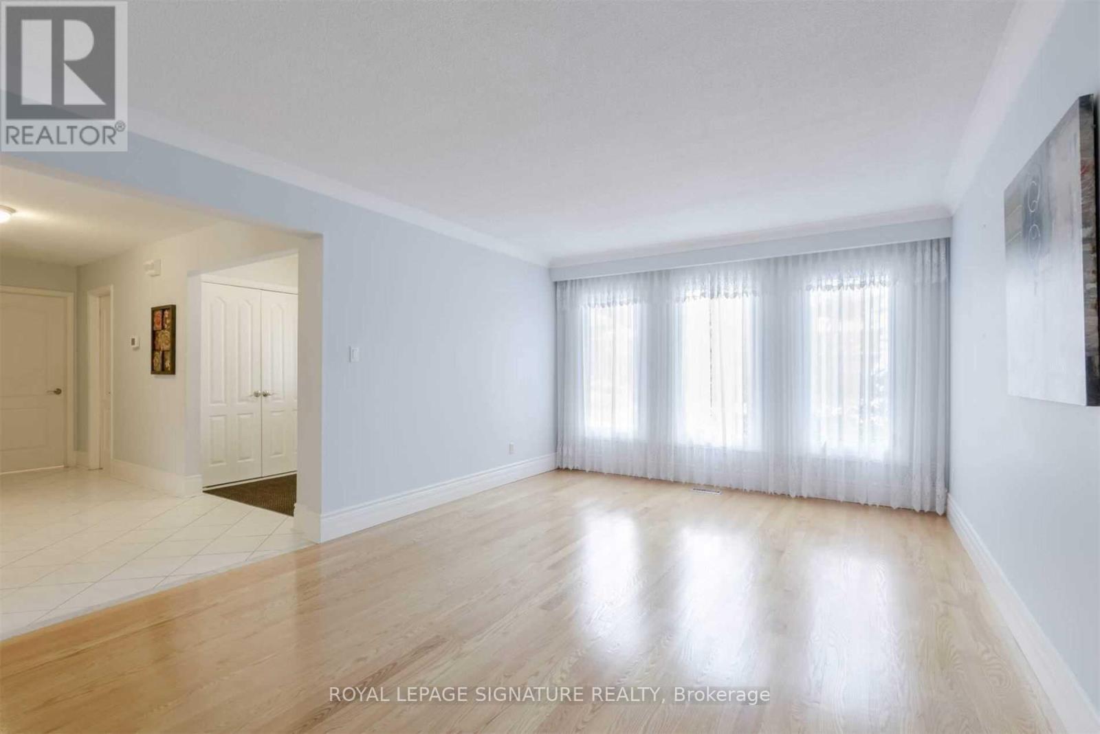 14 Canterbury Crescent, Toronto, Ontario  M9A 5A5 - Photo 3 - W12947328