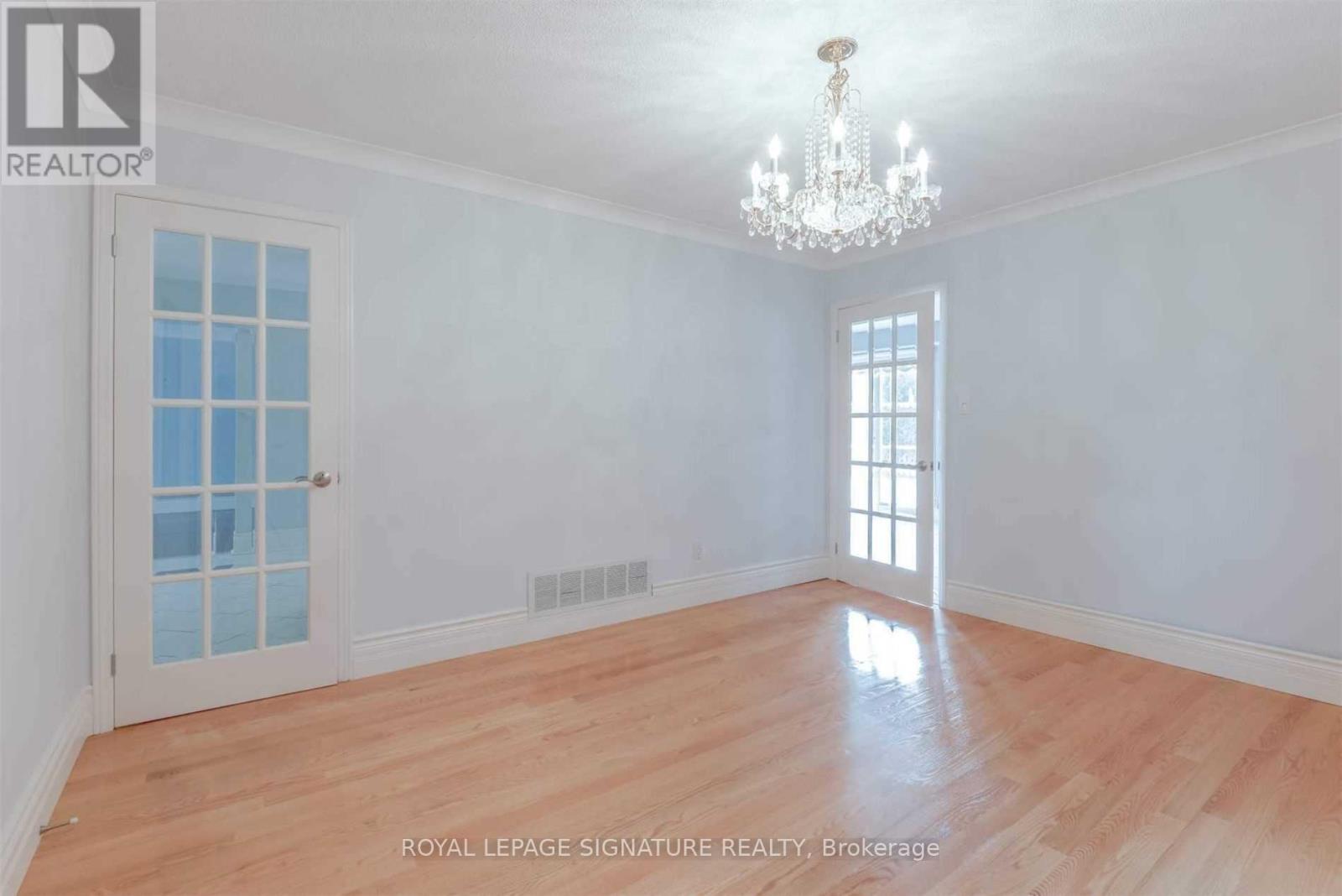 14 Canterbury Crescent, Toronto, Ontario  M9A 5A5 - Photo 4 - W12947328