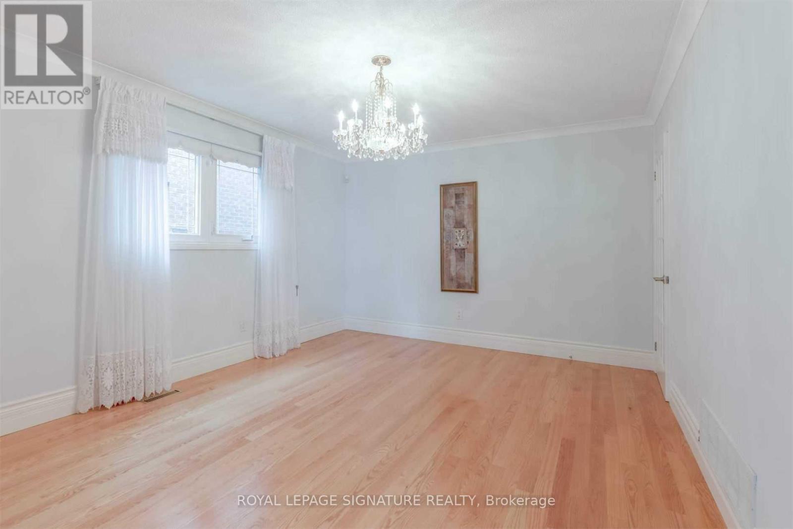 14 Canterbury Crescent, Toronto, Ontario  M9A 5A5 - Photo 5 - W12947328