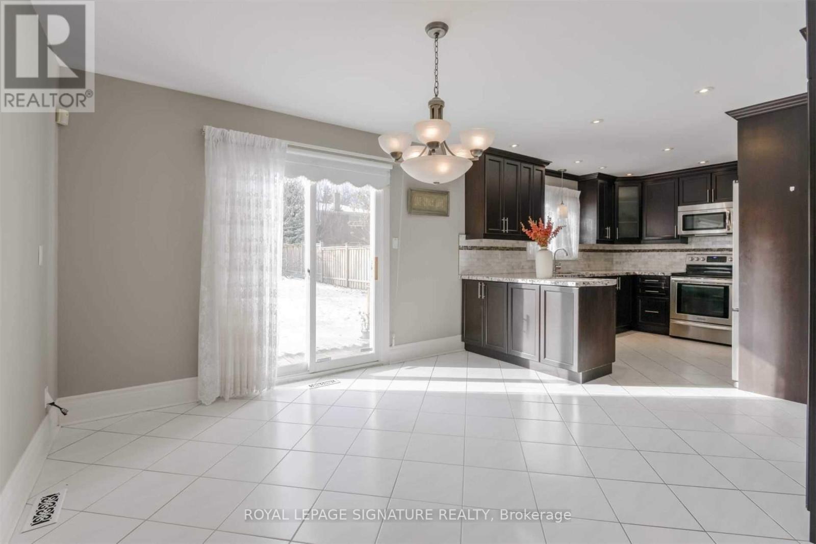 14 Canterbury Crescent, Toronto, Ontario  M9A 5A5 - Photo 7 - W12947328