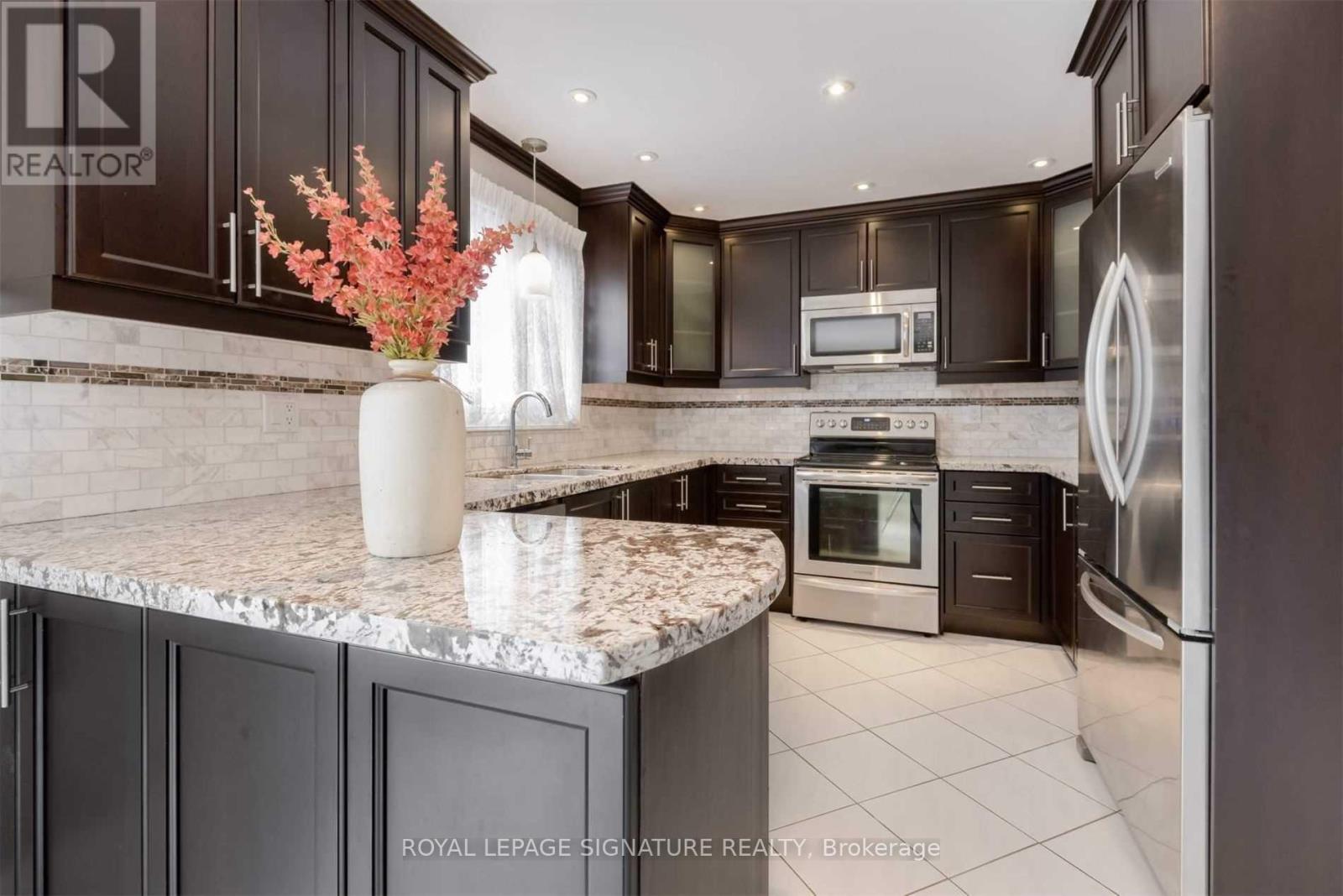 14 Canterbury Crescent, Toronto, Ontario  M9A 5A5 - Photo 8 - W12947328