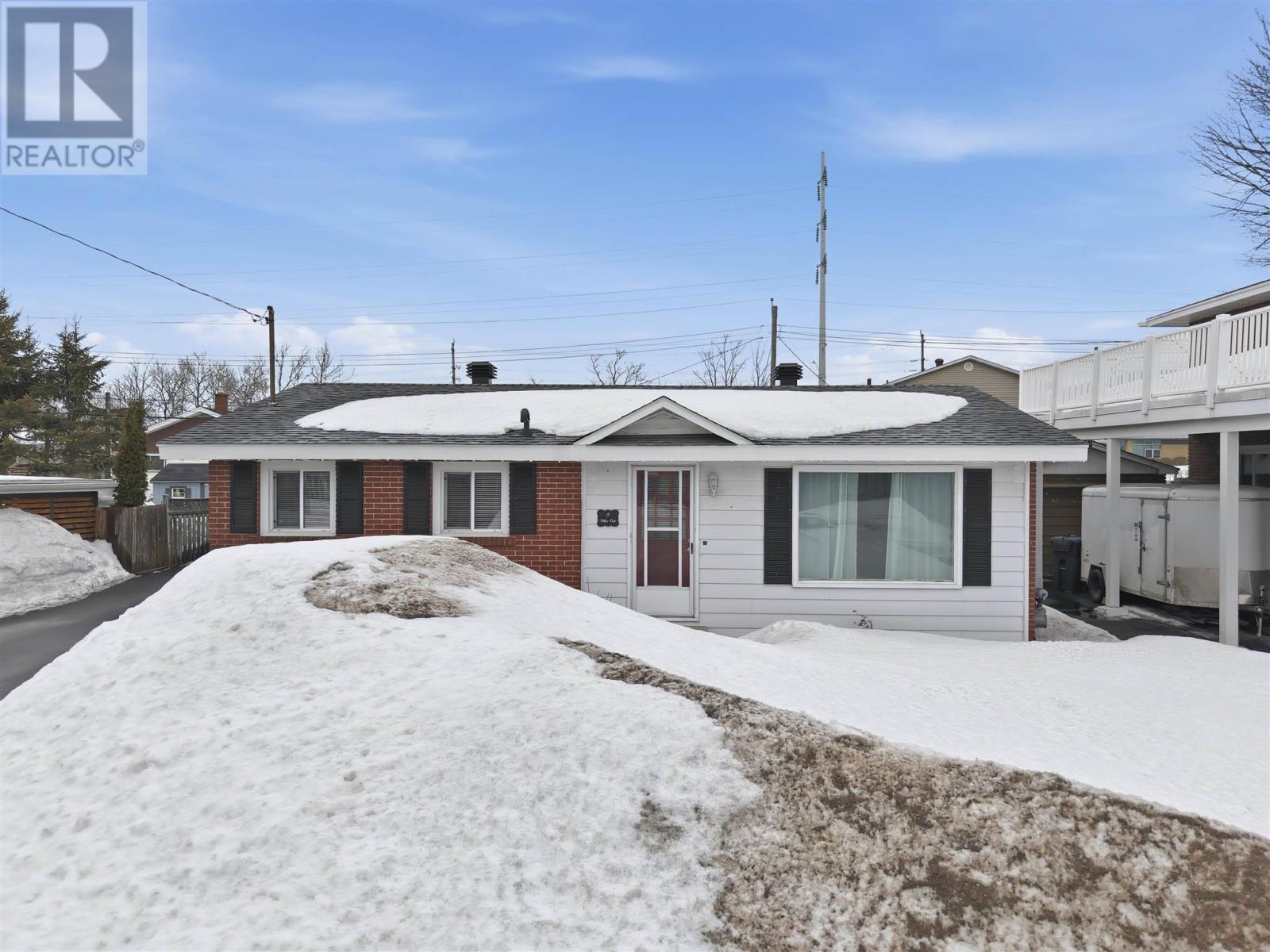 8 White Oak Dr W, Sault Ste Marie, Ontario  P6C 2H6 - Photo 2 - SM260593