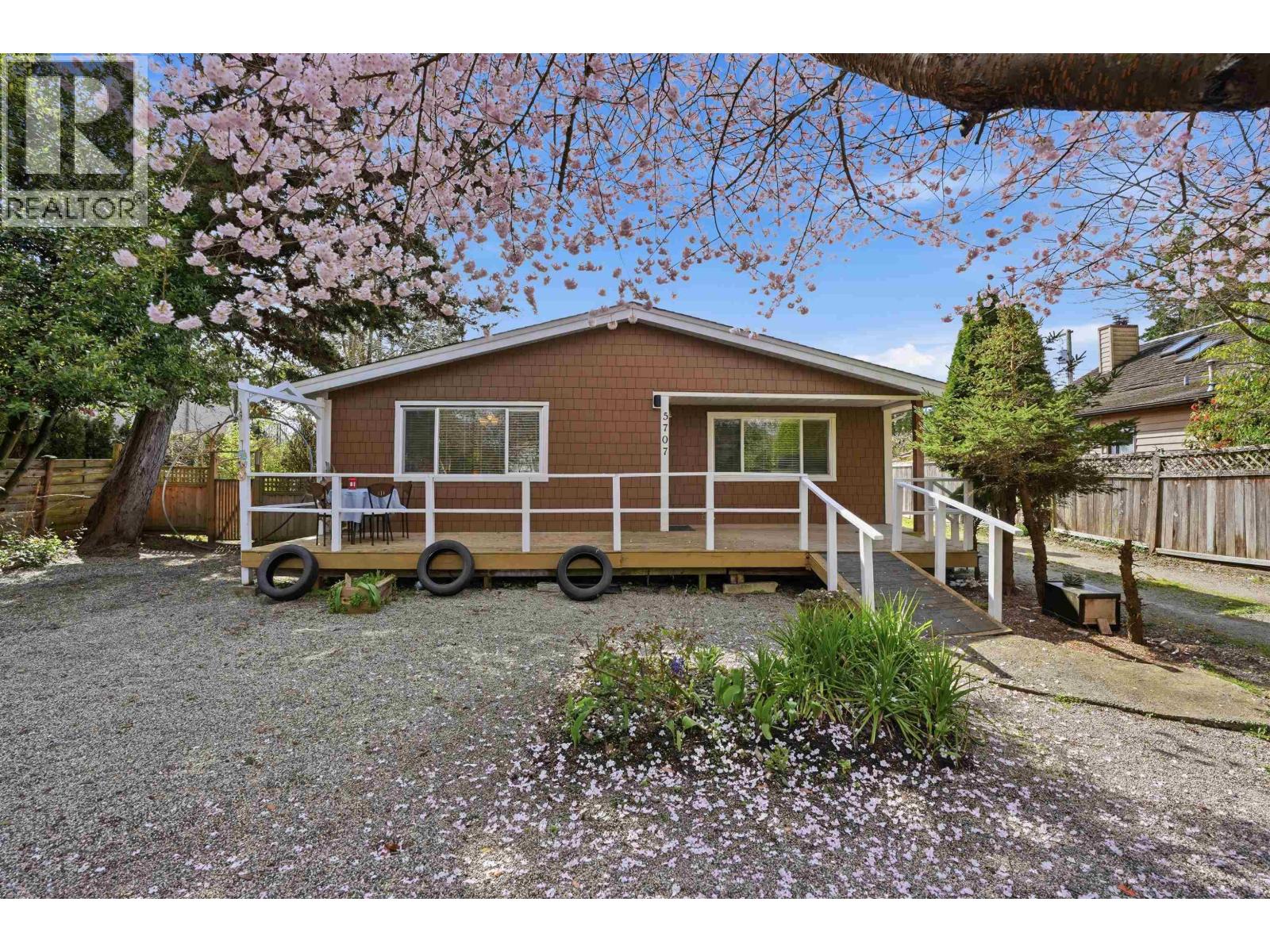 5707 MEDUSA STREET, Sechelt, British Columbia