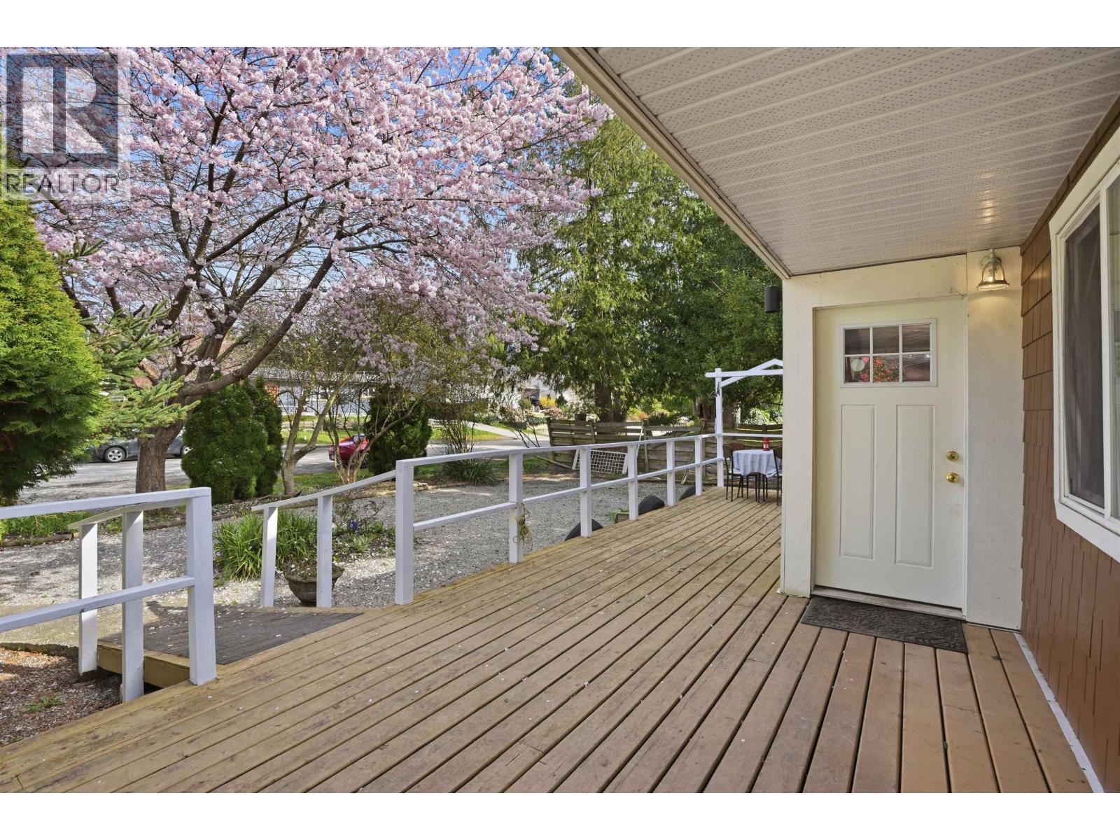 5707 Medusa Street, Sechelt, British Columbia  V0N 3A0 - Photo 4 - R3106061