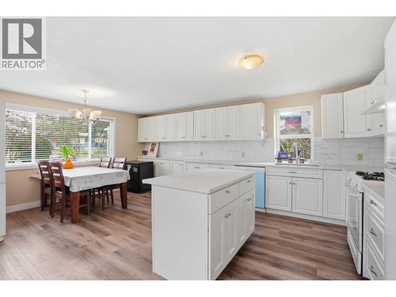 5707 Medusa Street, Sechelt, British Columbia  V0N 3A0 - Photo 7 - R3106061