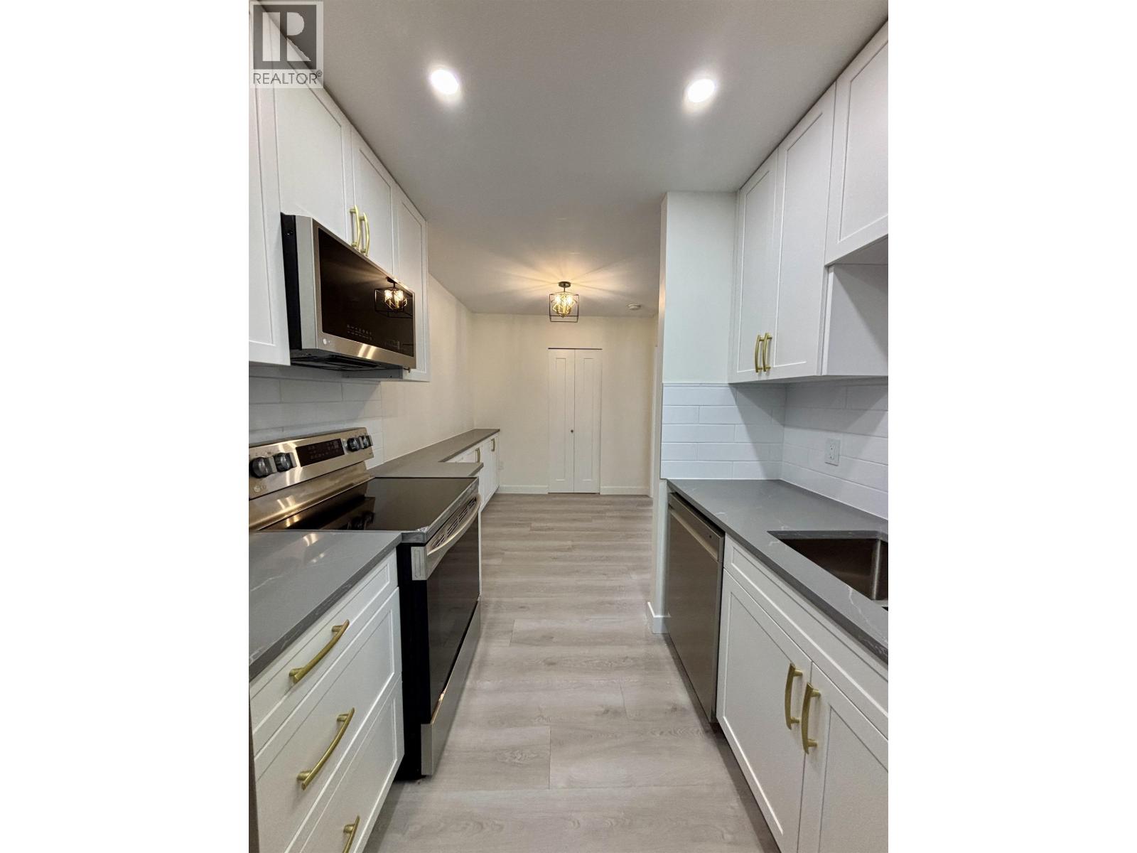 365 Ginger Drive, New Westminster, British Columbia  V3L 5L5 - Photo 2 - R3106039