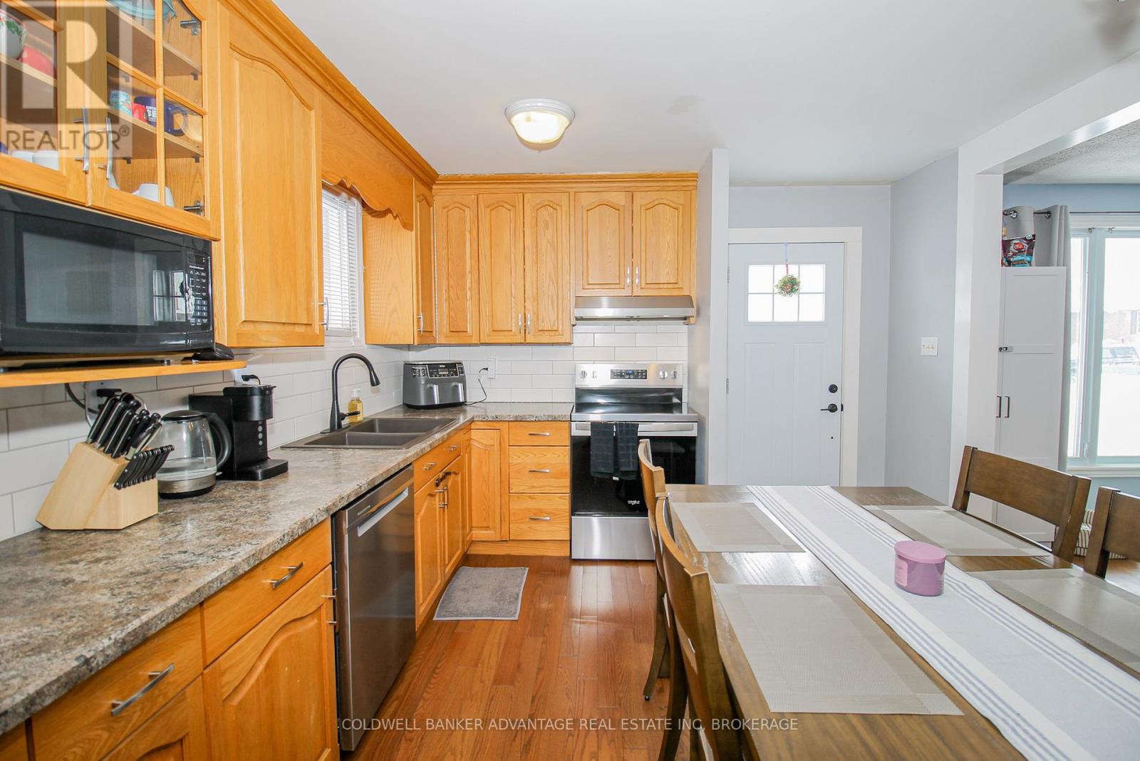 42 Newleaf Crescent, Welland, Ontario  L3C 6B4 - Photo 5 - X12777298