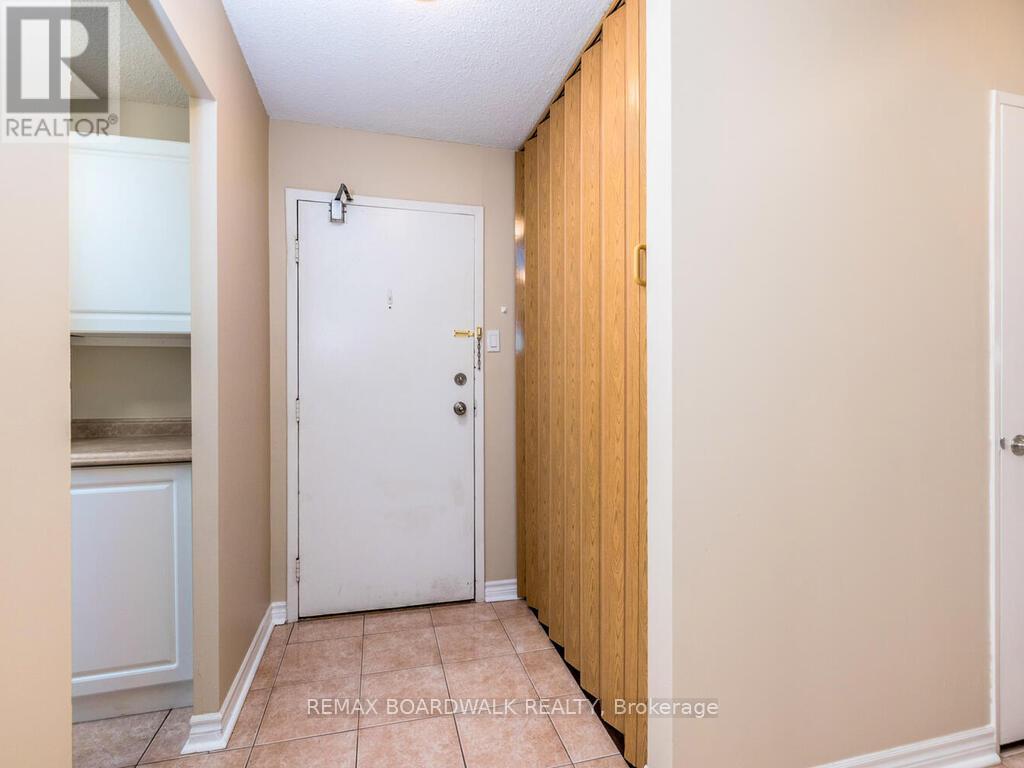 709 - 2400 Virginia Drive, Ottawa, Ontario  K1H 8L3 - Photo 4 - X12947392