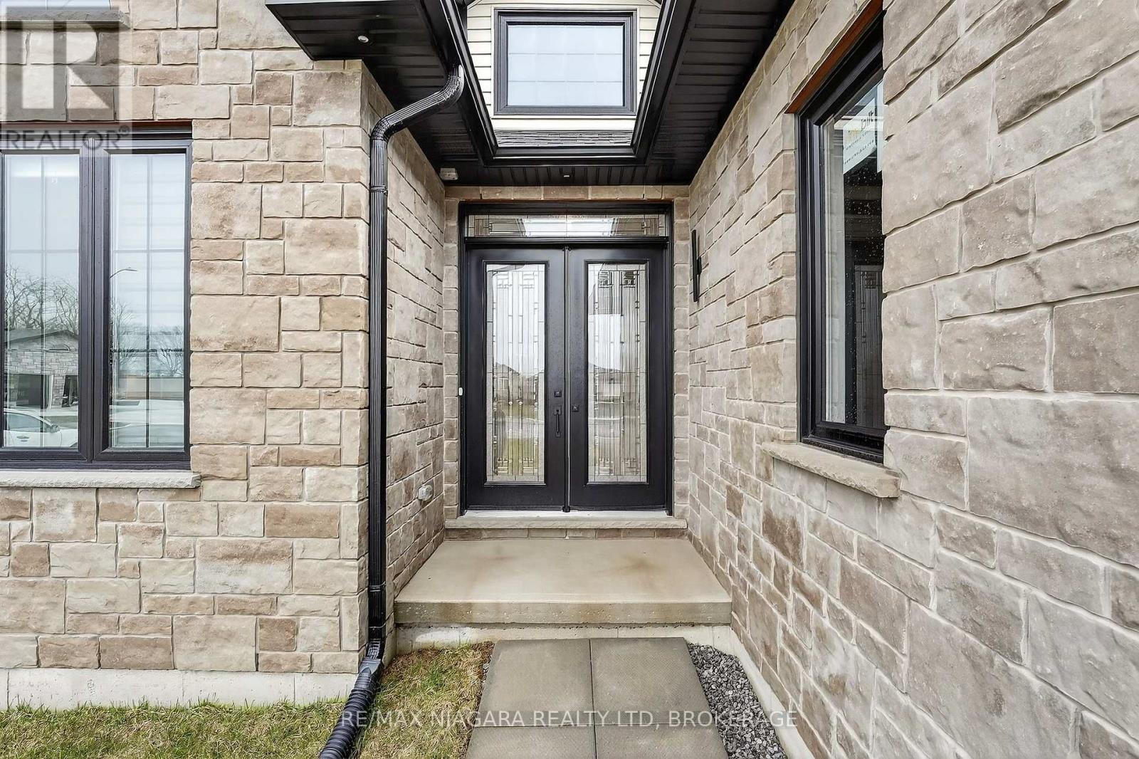 146 Hetram Court, Fort Erie, Ontario  L0S 1B0 - Photo 3 - X12947414