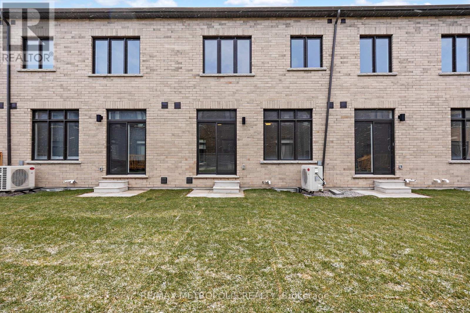 38 Singhampton Road, Vaughan, Ontario  L4H 3Z6 - Photo 4 - N12947202