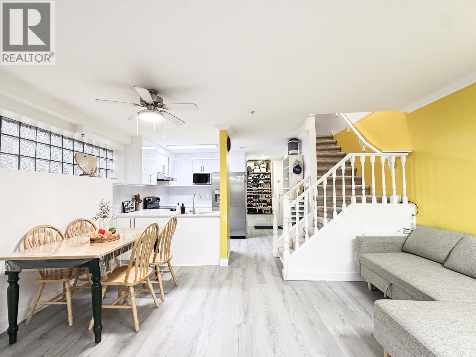 211 22356 MCINTOSH AVENUE, Maple Ridge, British Columbia