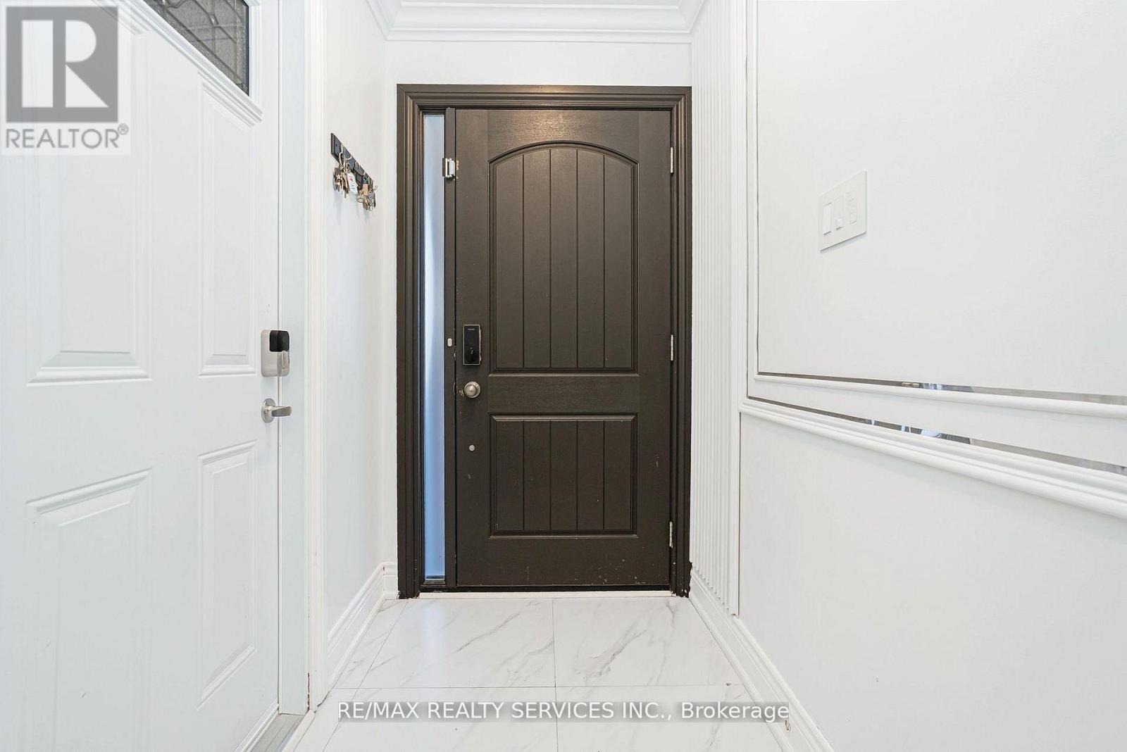 18 Creekview Court, Brampton, Ontario  L6Z 3Y2 - Photo 4 - W12947356