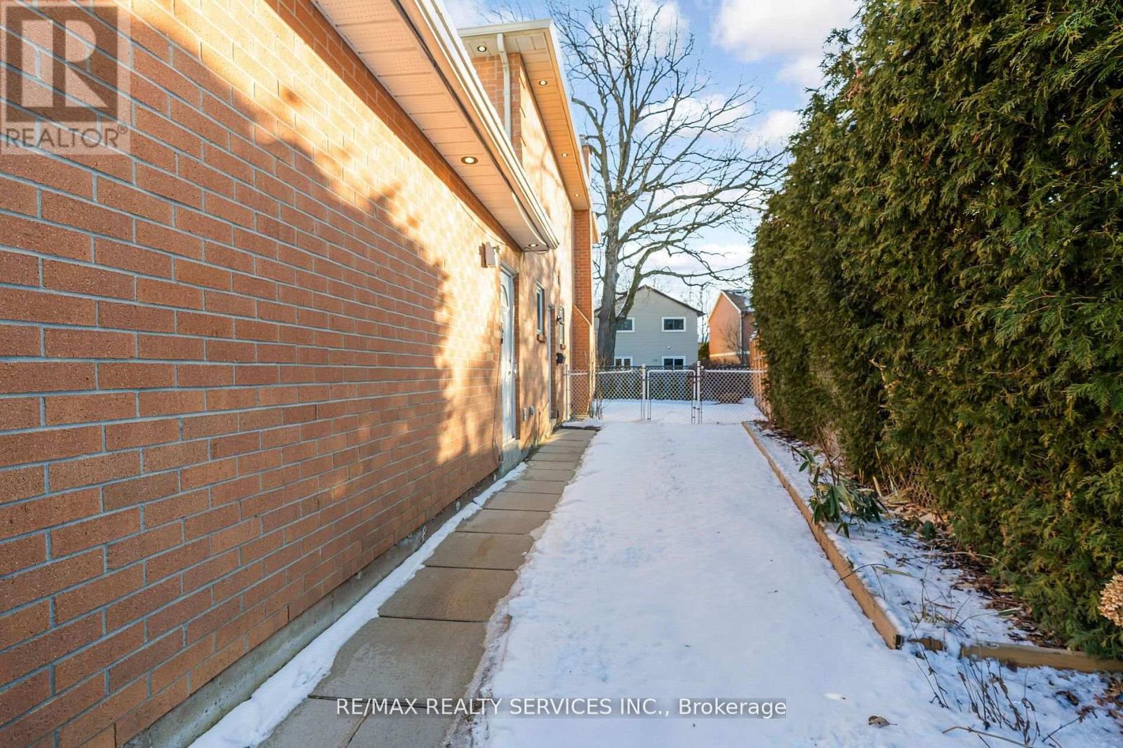 18 Creekview Court, Brampton, Ontario  L6Z 3Y2 - Photo 47 - W12947356