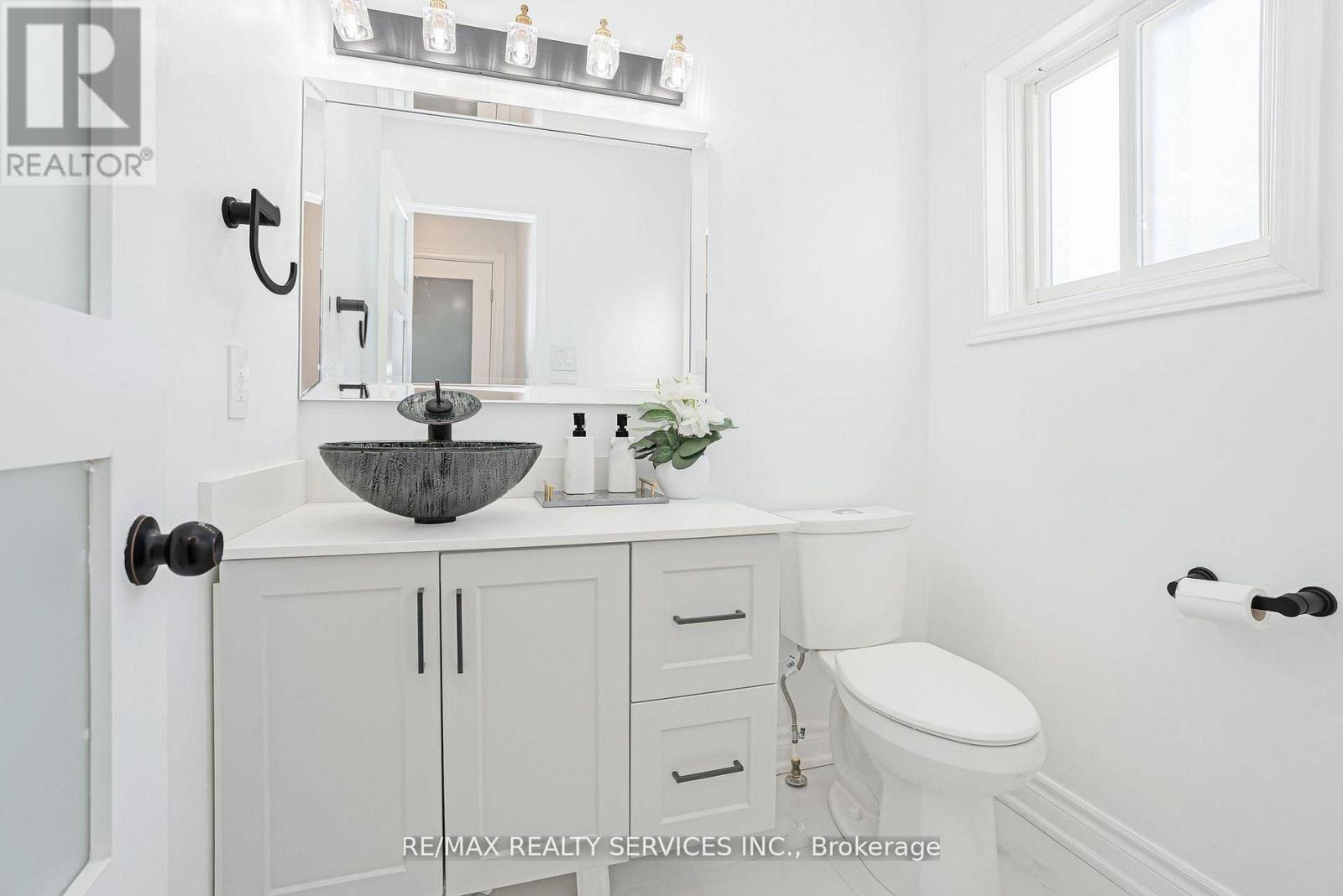 18 Creekview Court, Brampton, Ontario  L6Z 3Y2 - Photo 5 - W12947356