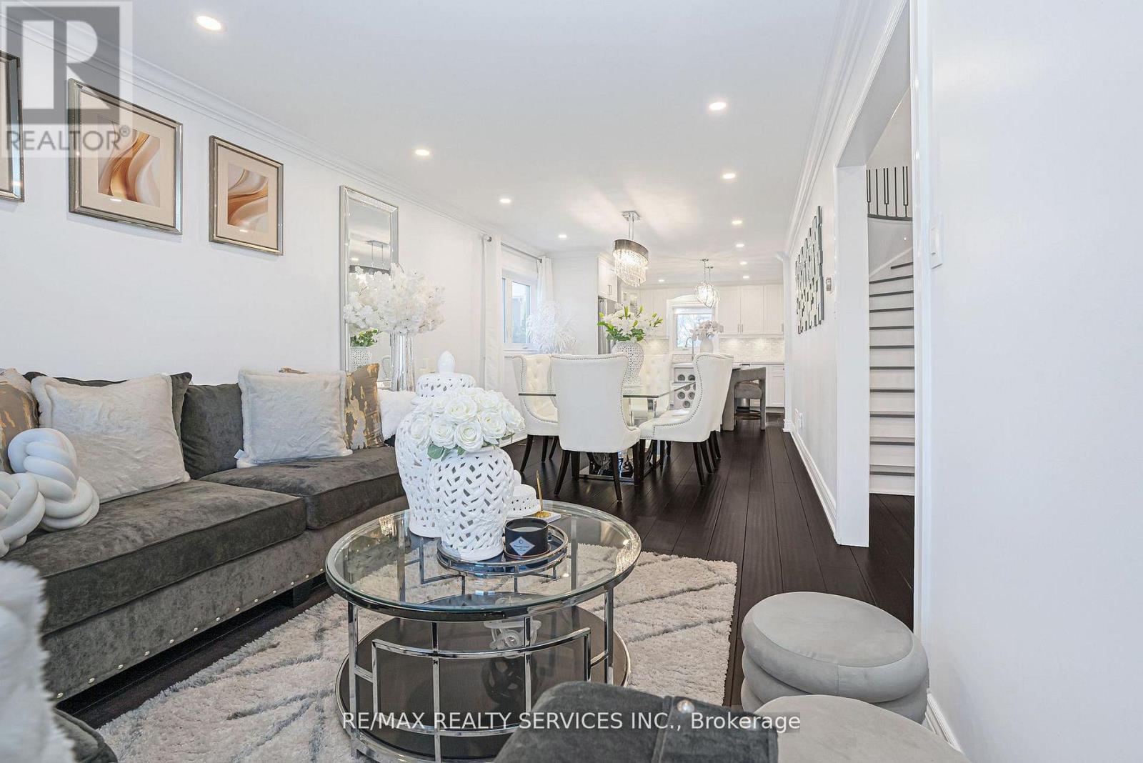 18 Creekview Court, Brampton, Ontario  L6Z 3Y2 - Photo 7 - W12947356