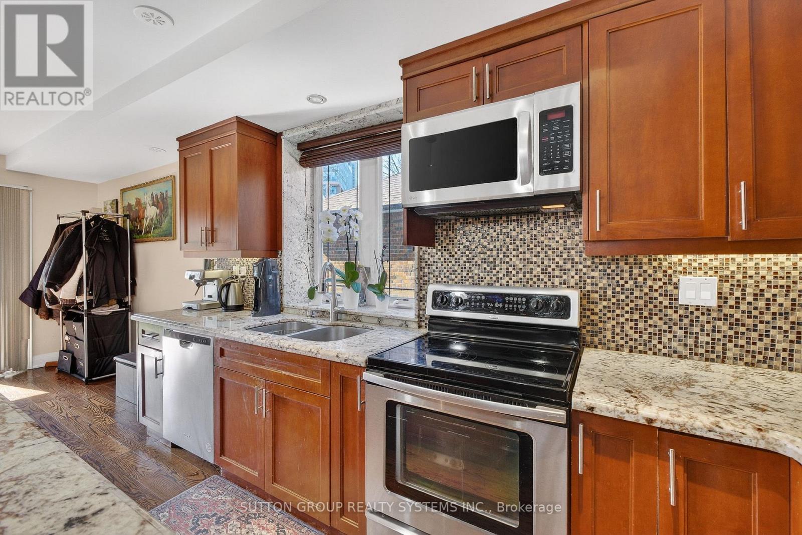 32 Green Lanes, Toronto, Ontario  M8Z 4V6 - Photo 12 - W12947436