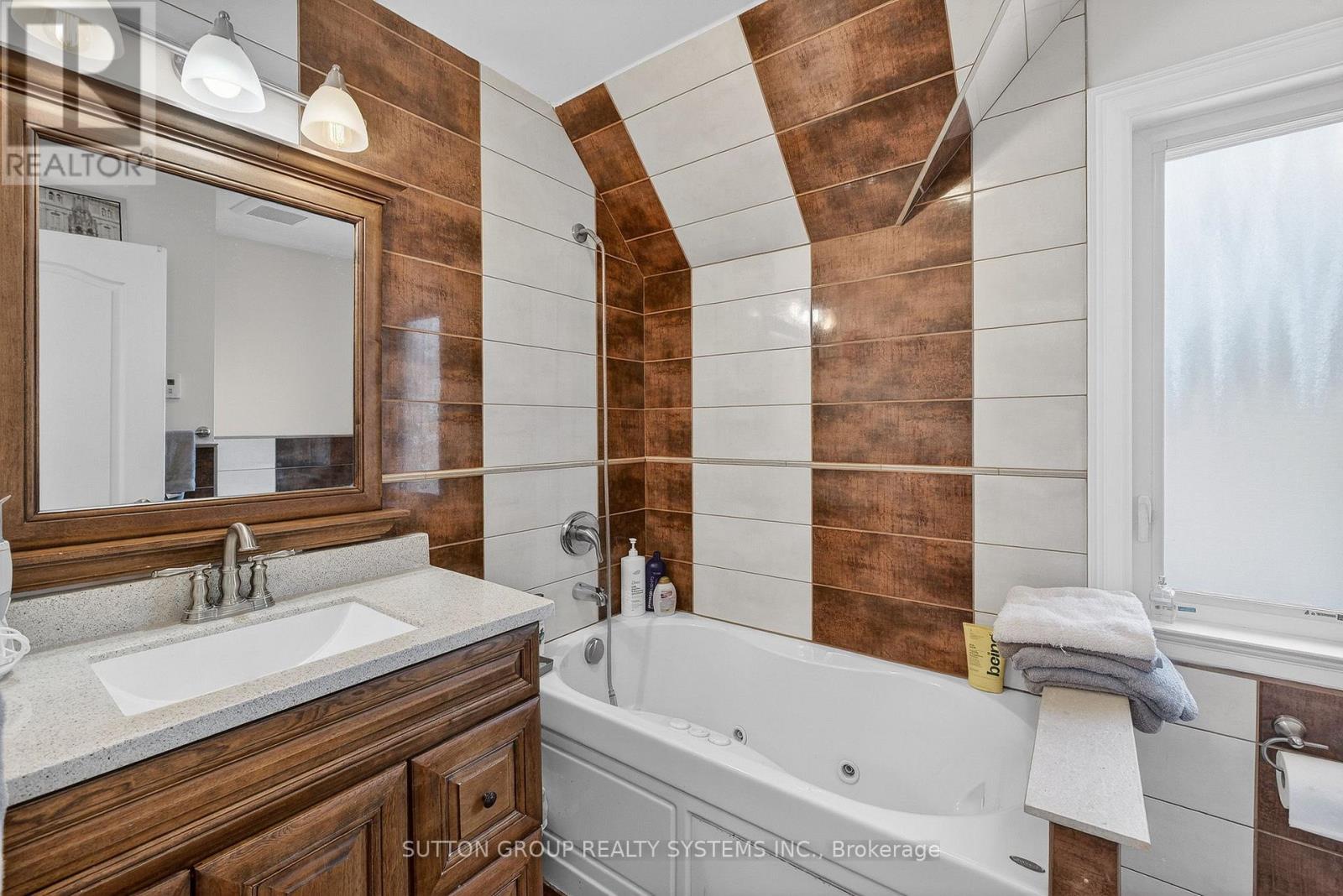 32 Green Lanes, Toronto, Ontario  M8Z 4V6 - Photo 22 - W12947436