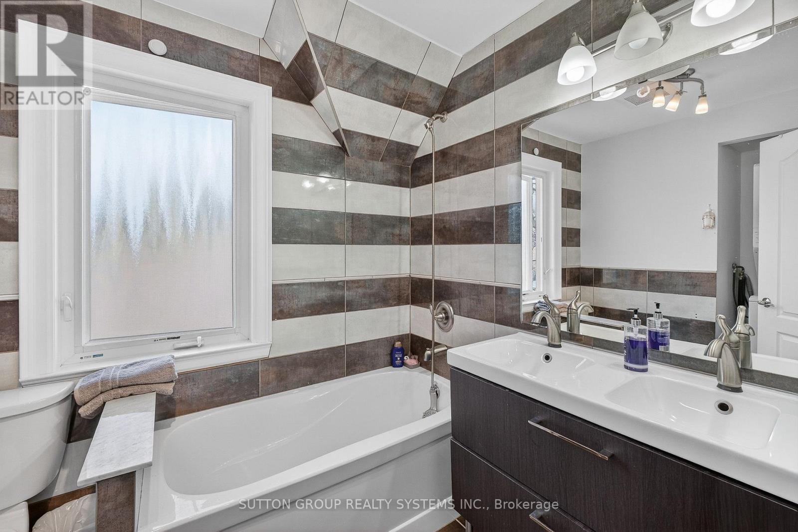 32 Green Lanes, Toronto, Ontario  M8Z 4V6 - Photo 38 - W12947436