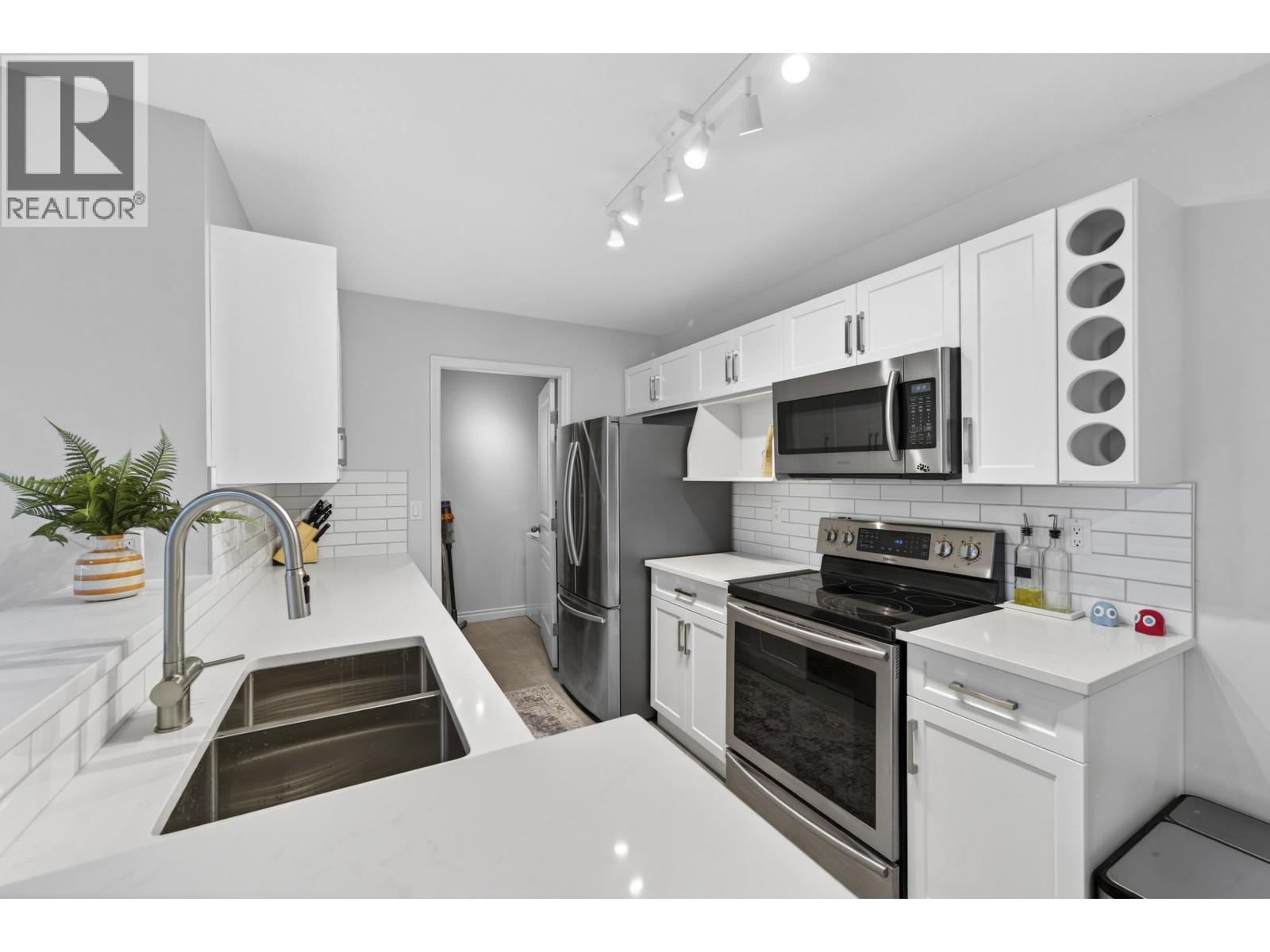 213 7139 18th Avenue, Burnaby, British Columbia  V3N 4Z3 - Photo 3 - R3105489