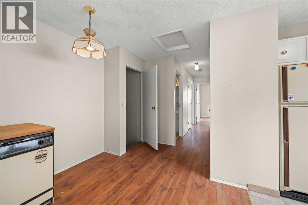 151 Deerview Court SE, Calgary, Alberta  T2J 6B6 - Photo 7 - A2292961