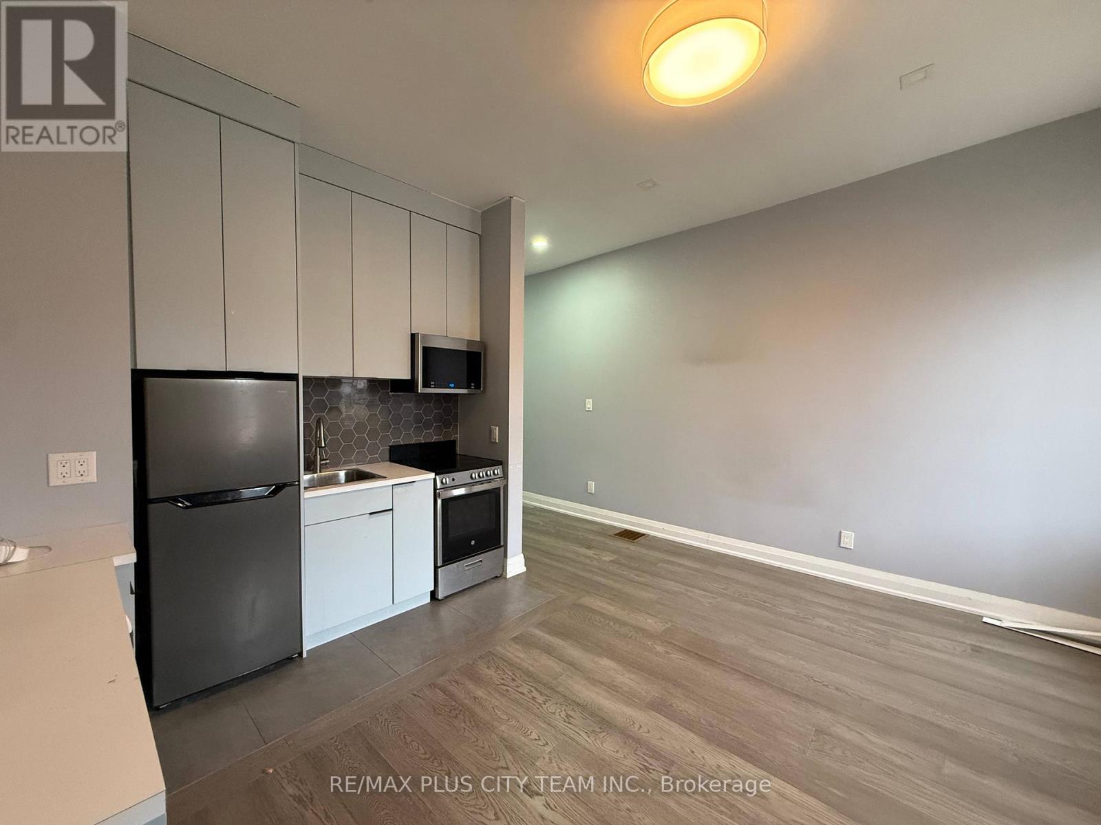 11 Baden Street, Toronto, Ontario  M6J 1Z3 - Photo 5 - C12834012