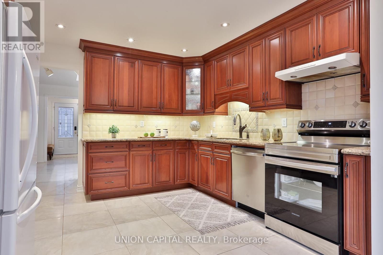 2 Mair Court, Richmond Hill, Ontario  L4C 7S1 - Photo 11 - N12944232